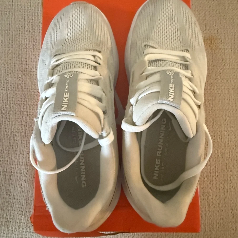 Nike Cream and White Running Shoes - Picture 6 of 11
